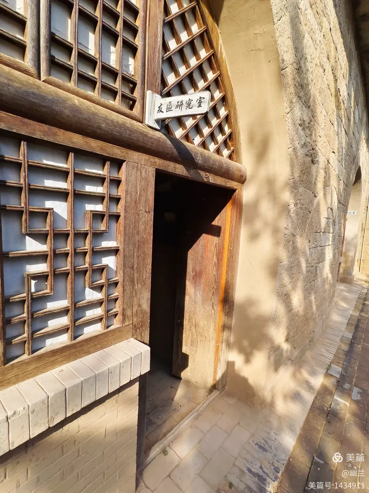 参观延安西北局旧址